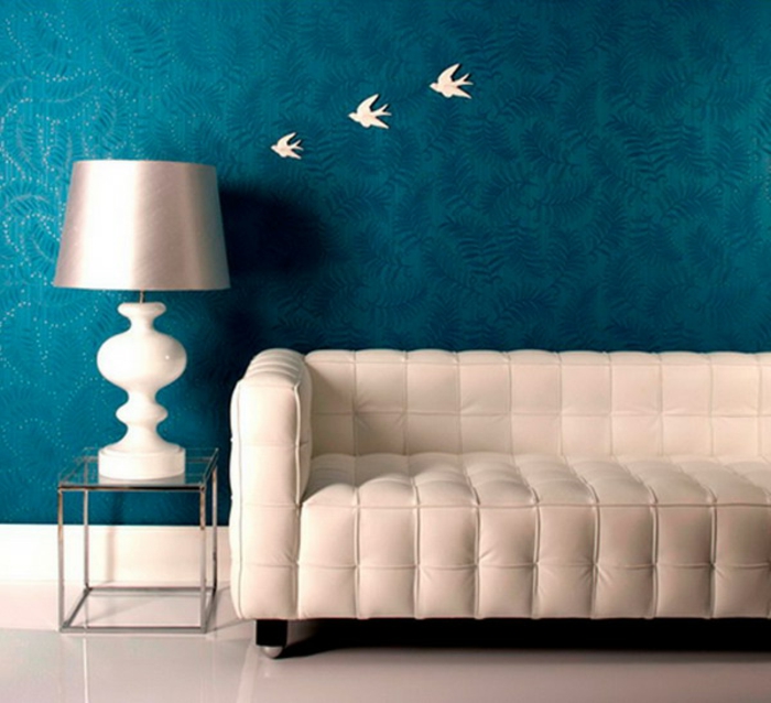 Wandgestaltung-Wohnzimmer-in-blau-weiß-vögel