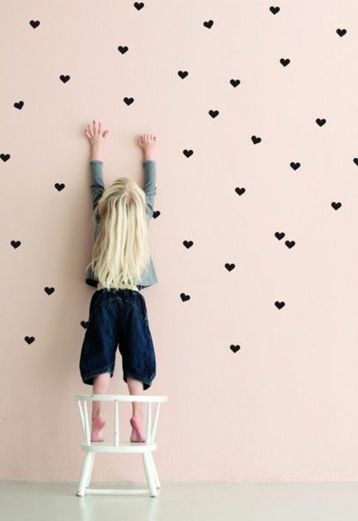 Wandtattoos-für-kinderzimmer-schwarze-Herzen-rosa-Wand