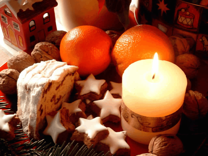 Weihnachten-Tisch-Essen-Orangen-Kuchen-Kerzen-Nüsse