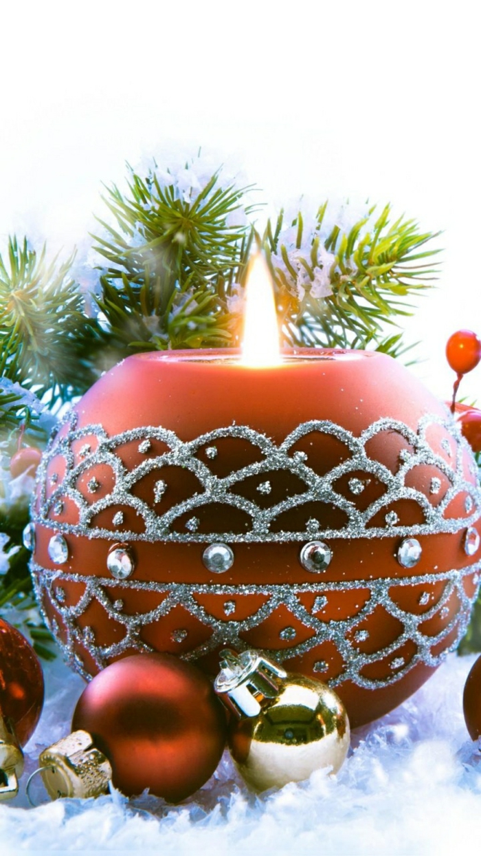 Weihnachtsdekoration-ideen-handgemachte-Kerzen-silberne-Dekoration