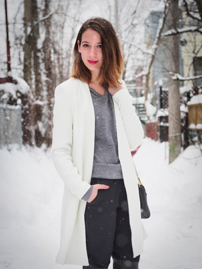 Wintermantel-damen-weiß-schwarze-Hosen-graue-Bluse