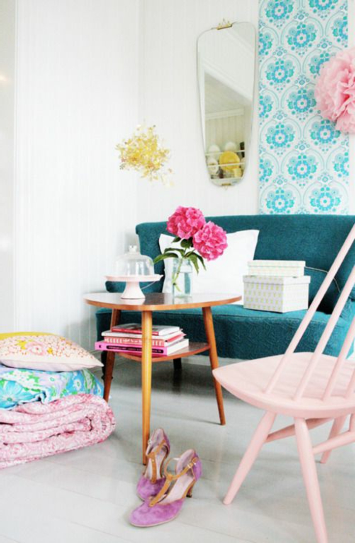 Wohnzimmer-romantische-Ausstattung-weiches-ofa-rosa-Stuhl-Blumen-Hocker-Kaffeetisch-Bettwäsche-kokette-Schuhe-Bücher-moderne-blaue-Tapeten