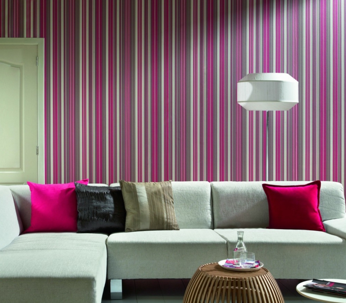 Wohnzimmer-schlichtes-Interieur-Designer-Tapeten-Streifen-rosa-lila-Nuancen