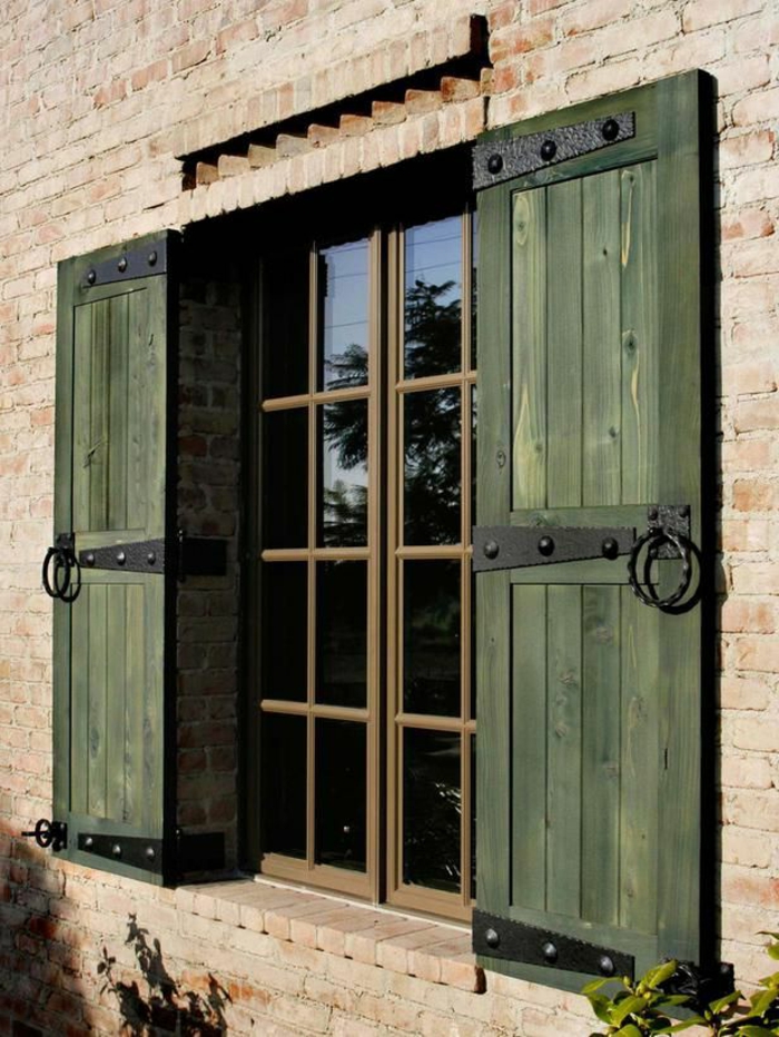 Ziegelwand-grüne-Fensterläden-Holz