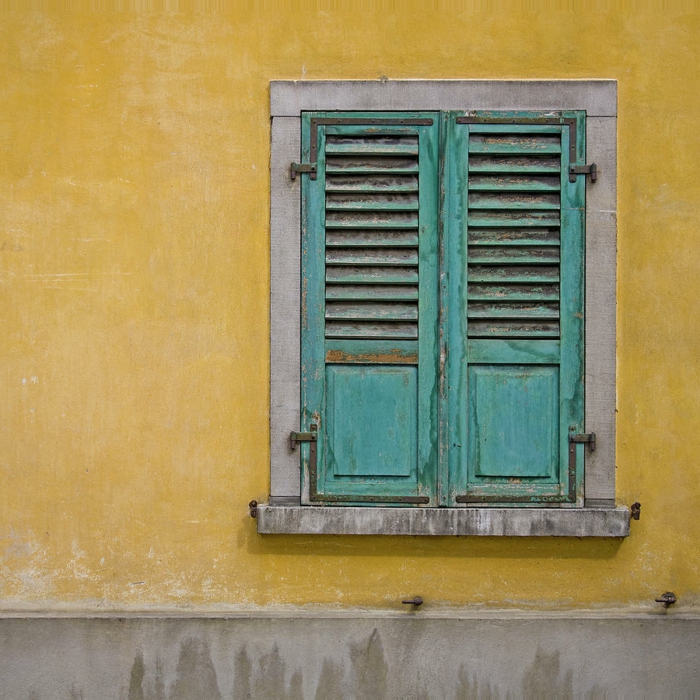 Die Fensterläden die romantische Bekleidung der Fenster