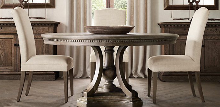 antike-Gestaltung-runder-Tisch-weiße-Stühle-Samt-exquisit-elegant