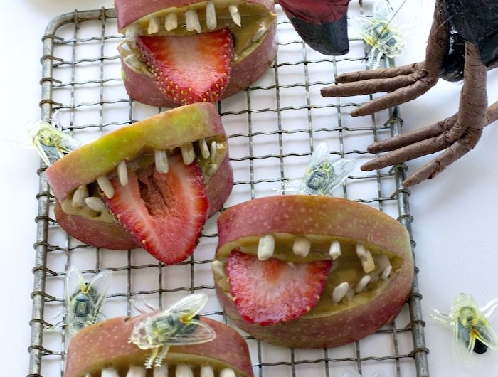 apfel mit zähnen und zunge aus erdbeere halloween fingerfood gruselige ausgefallene rezepte kinderparty inspiration