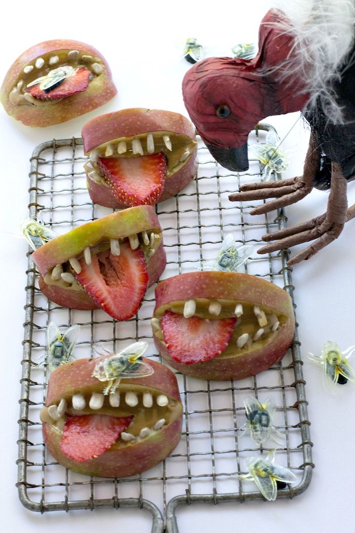 apfel mit zähnen und zunge aus erdbeere halloween fingerfood gruselige ausgefallene rezepte kinderparty inspiration