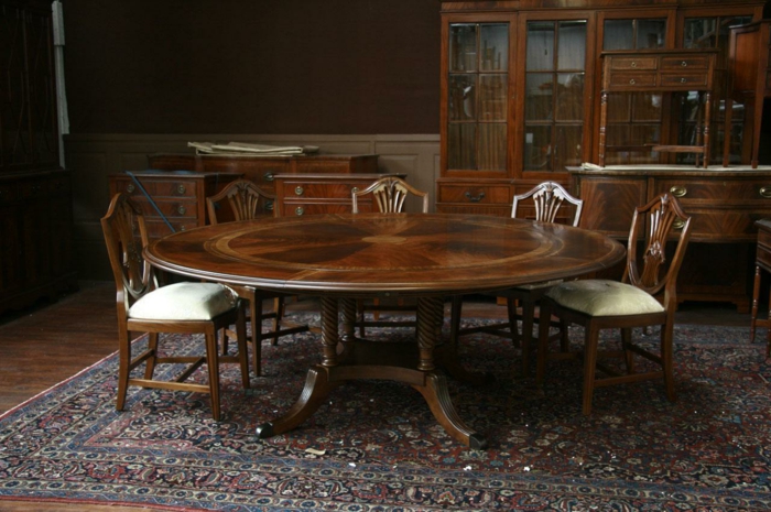 aristokratische-Möbel-runder-Holztisch-Stühle-persische-Teppich