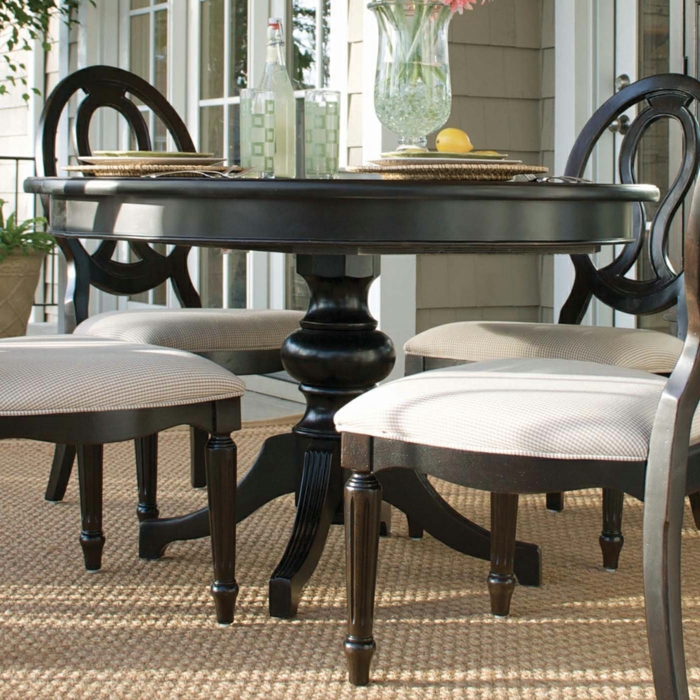 aristokratische-Möbel-schwarzer-Esstisch-rund-Stühle-elegantes-Design-Vase-Zitrone