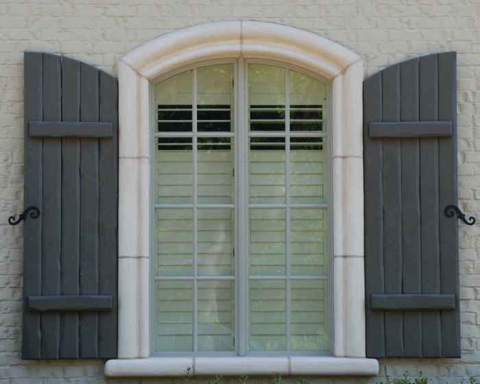 Die Fensterläden die romantische Bekleidung der Fenster