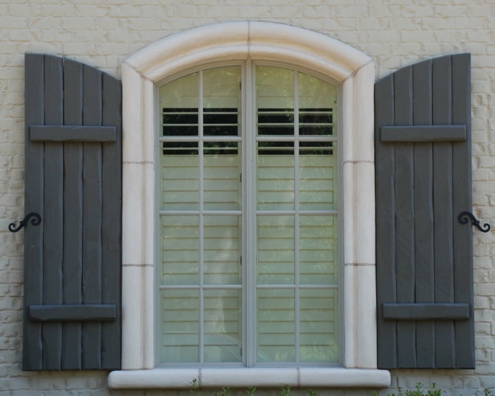 aristokratisches-Gebäude-Ziegel-graue-Fensterläden