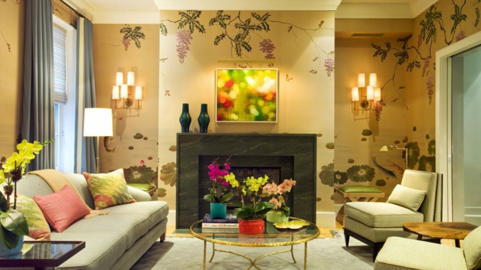 artistische-Wohnzimmer-Gestaltung-weiche-warme-Nuancen-Designer-Tapeten-florale-Motive