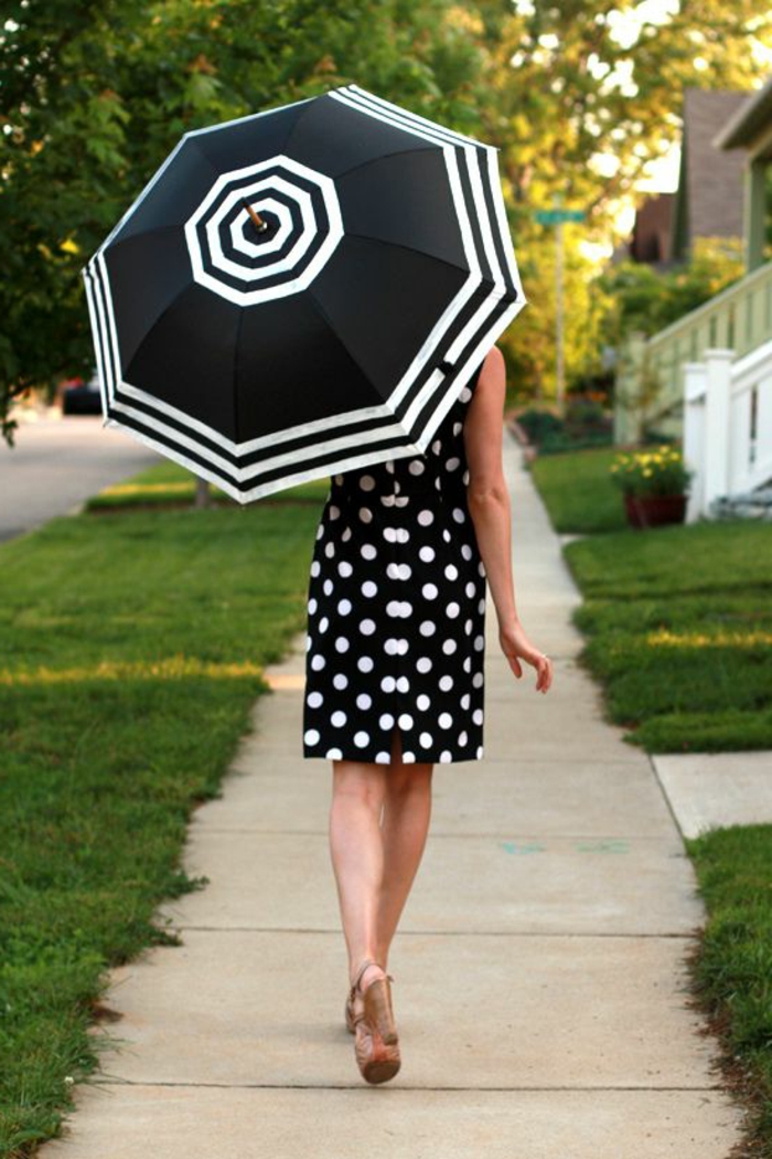 ausgefallene-regenschirme-schönes-modell-kombiniert-mit-einem-kleid