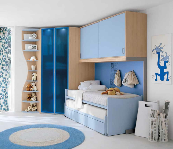 blaues-Kinderzimmer-Möbel-interessantes-Design-cooler-Kleiderschrank-blau-Plüschtiere