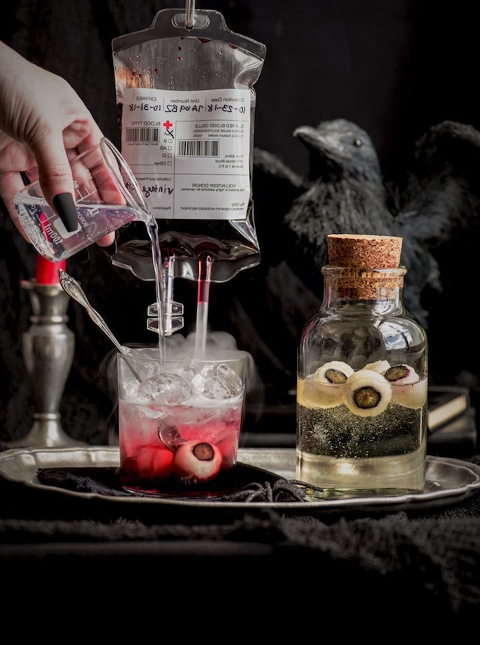 blutiger cocktail gin tonic halloween rezepte getränke mit augen gruselige ideen party 