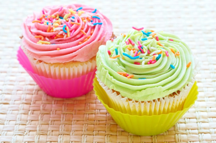 frische-bunte-Vanille-Cupcakes-Erdbeere-Lime-Icing-Sprinkles