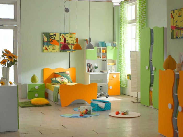 buntes-Kinderzimmer-Designer-Möbel-Schränke-cooles-Design-frische.Farben-Schreibtisch-industrielle-Lampe-oranges-Bett