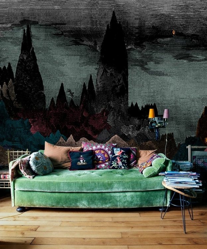 böhmische-Wohnzimmer-Gestaltung-Samt-Sofa-grün-Tapeten-dunkles-Muster-gotisch