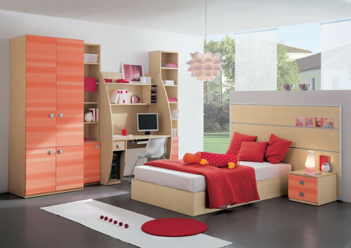coole-Kinderzimmer-Gestaltung-rote-Bettwäsche-Nachttisch-Schrank-Koralle-Farbe-Designer-Leuchte-Schreibtisch-Computer
