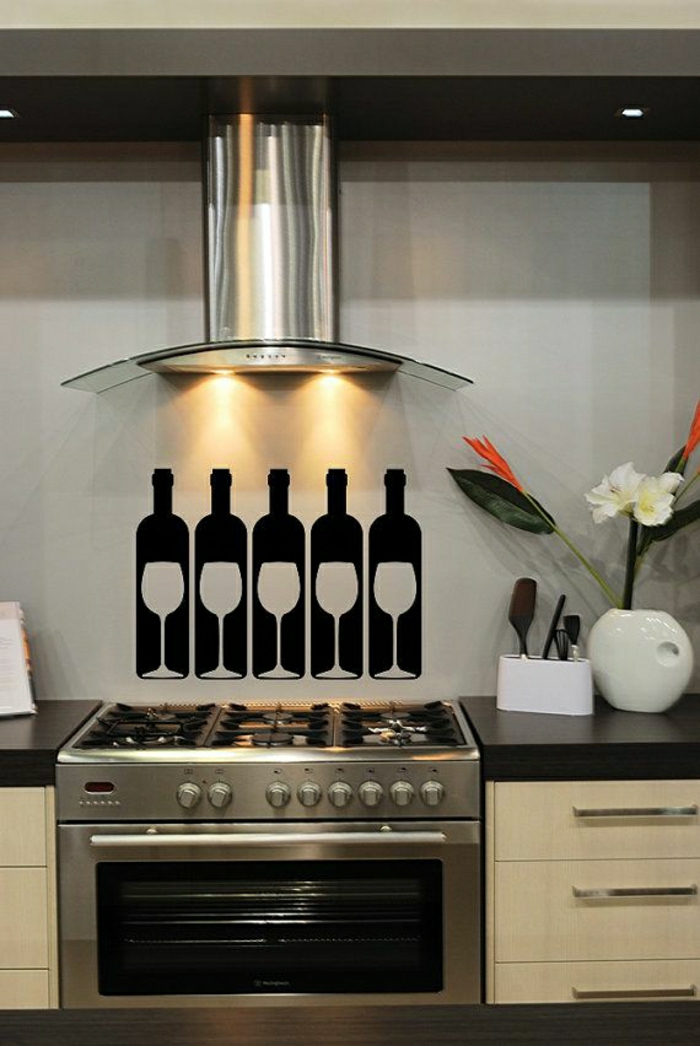 coole-Wandtattoos-Küche-Weingläser-Flaschen-schwarz-weiß-Kontrast