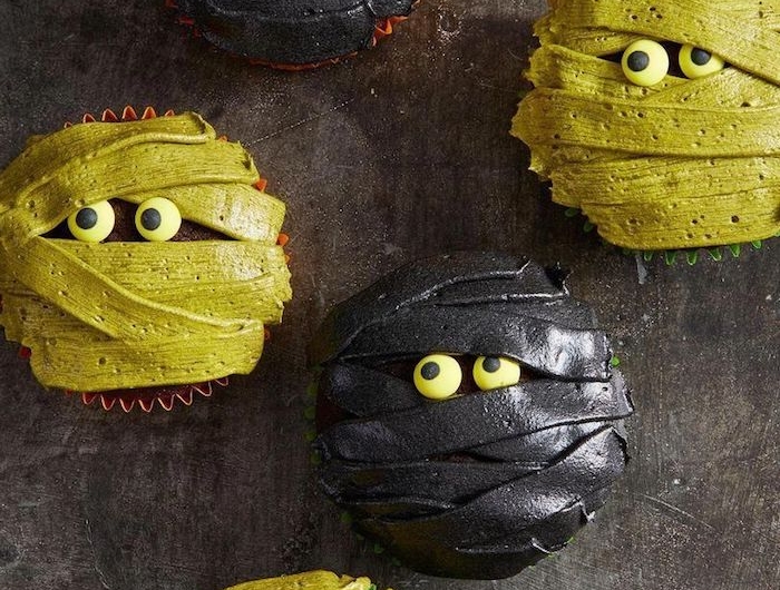 cupcakes halloween rezepte mumien gelb und schwarz mit augen gruselige ideen kinderparty backen inspiration einfache backideen