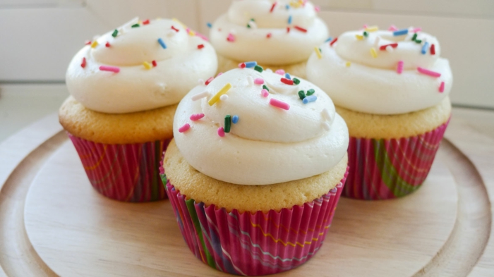 cupcakes-vanille-Sprinkles-bunte-Verpackung-Geburtstag-Süßigkeiten