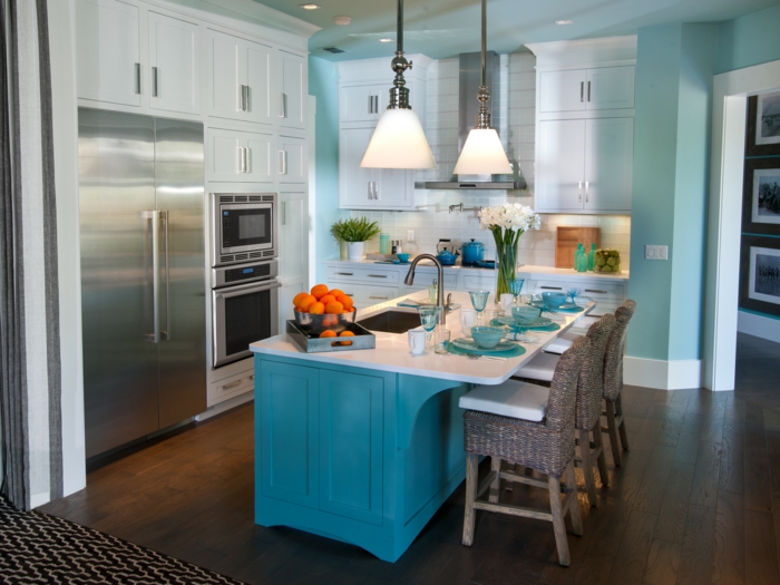 deko ideen für die küche - kochinsel in blauer farbe