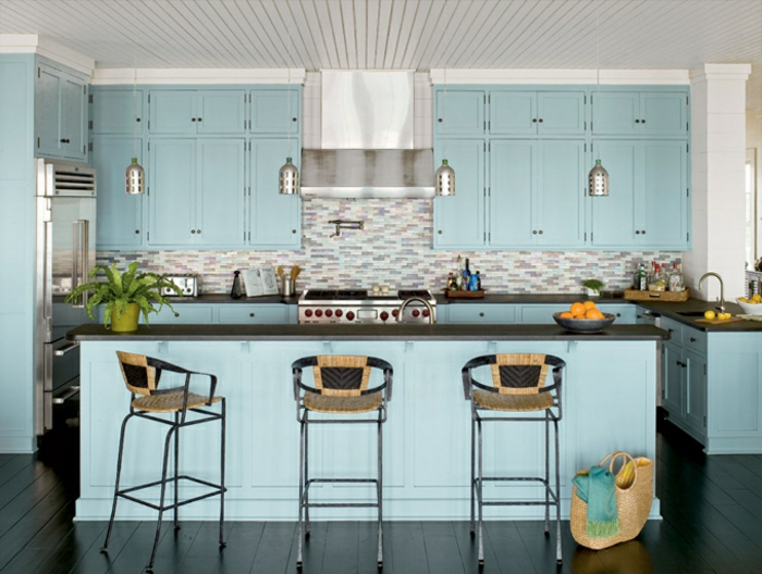 deko-ideen-für-küche-kochinsel-in-blau
