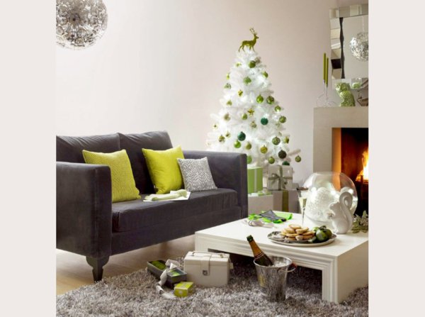dekorativer-tannenbaum-künstlich-grüner-Schmuck-Kamin-Süßigkeiten
