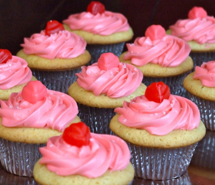 doppelte-Vanille-Cupcakes-Frischkäse-Frosting-rosa