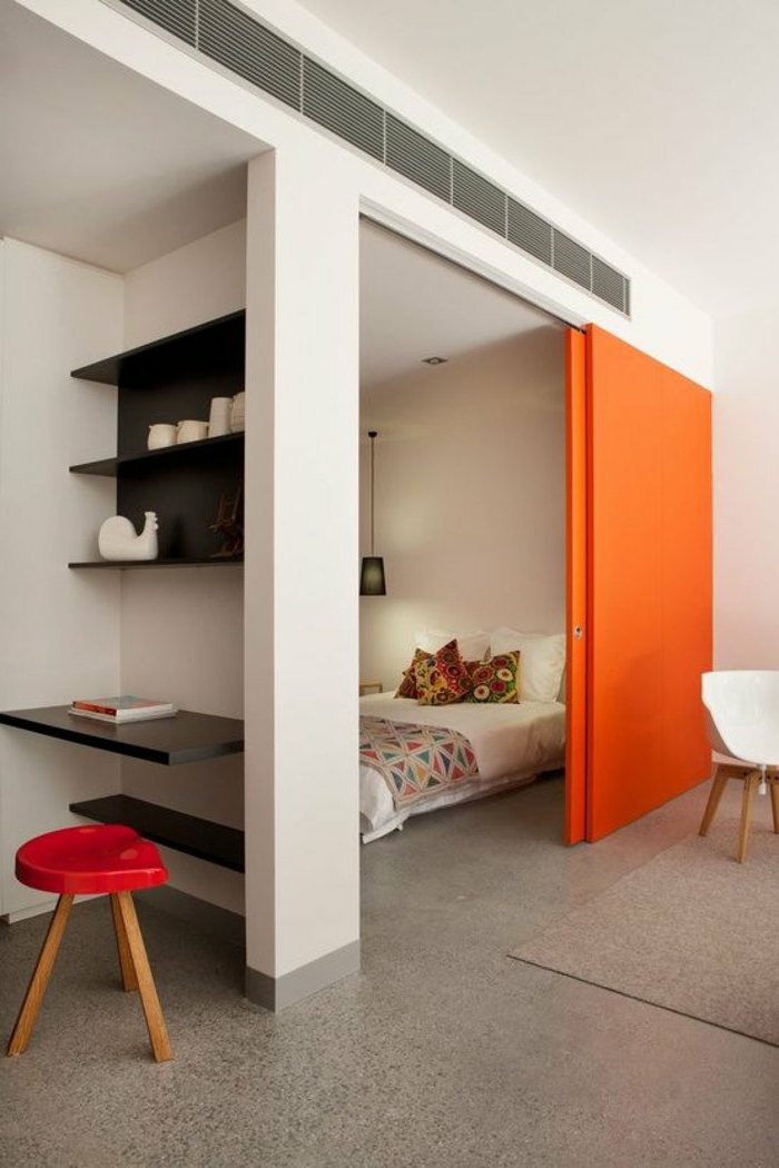 drei-kleine-Räume-Raumteiler-orange-Schiebetür-Boho-Stil-Schlafzimmer