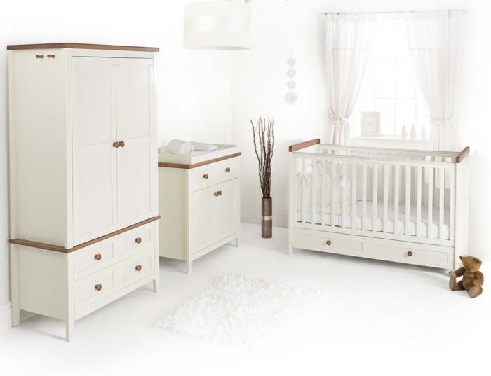 elegante-Kinderzimmer-Gestaltung-Möbel-Creme-Farbe-Babybett-Schubladen-Kommode-Schrank