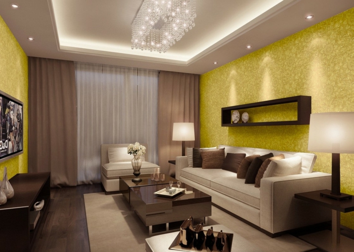 elegante-Wohnzimmer-Gestaltung-braun-beige-Nuancen-viele-Kissen-gelbe-Tapeten-Ornamente-effektvoller-Kronleuchter
