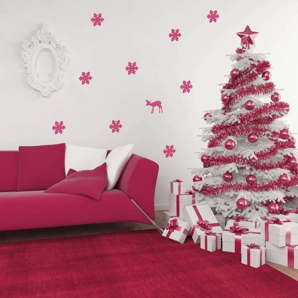 elegante-Wohnzimmer-Gestaltung-weiss-Zyklamen-Farbe-Wandtattoos-künstlicher-tannenbaum-Girlanden-Kugeln-Geschenke