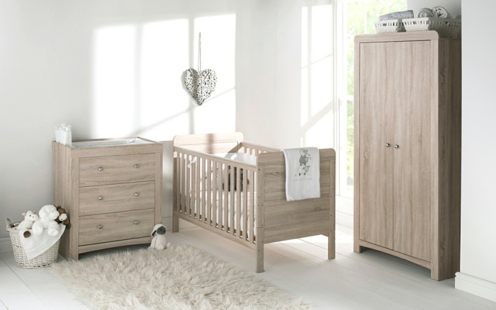 elegante-minimalistische-Einrichtung-hölzerne-Möbel-rustikaler-Stil-Kinderzimmer-Schrank-flaumiger-Teppich-Plüschtiere-Wanddekoration-graues-Herz