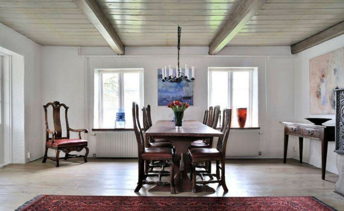 elegantes-Esszimmer-möbel-landhausstil-dunkles-Holz-rote-Tulpen-schöner-Kronleuchter-Kerzen