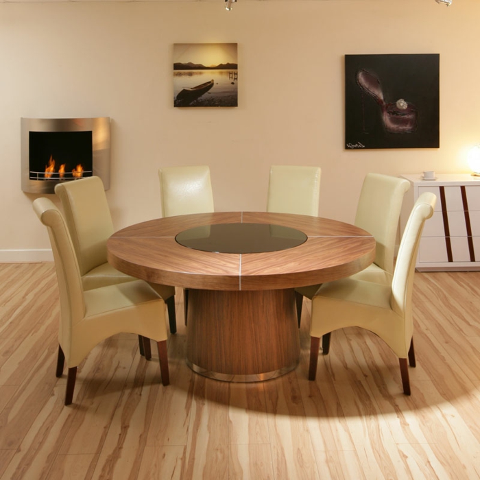elegantes-Interieur-beige-Leder-Stühle-runder-Esstisch-Massivholz-Kamin-modernes-Design
