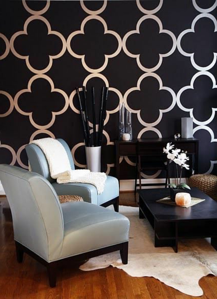 elegantes-Interieur-schwarze-Tapeten-weiße-Figuren-schick-stilvoll