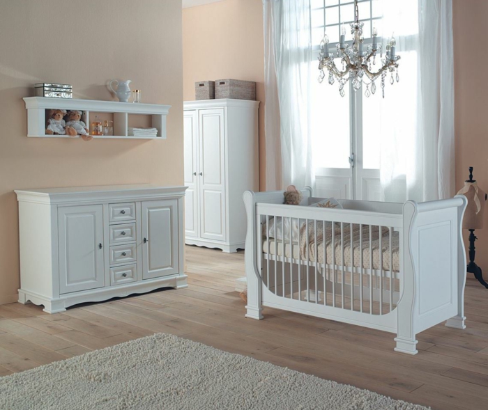 eleganter-Kinderzimmer-Schrank-weiße-Möbel-Kronleuchter-Kristalle-Regal-minimalistische-Einrichtung