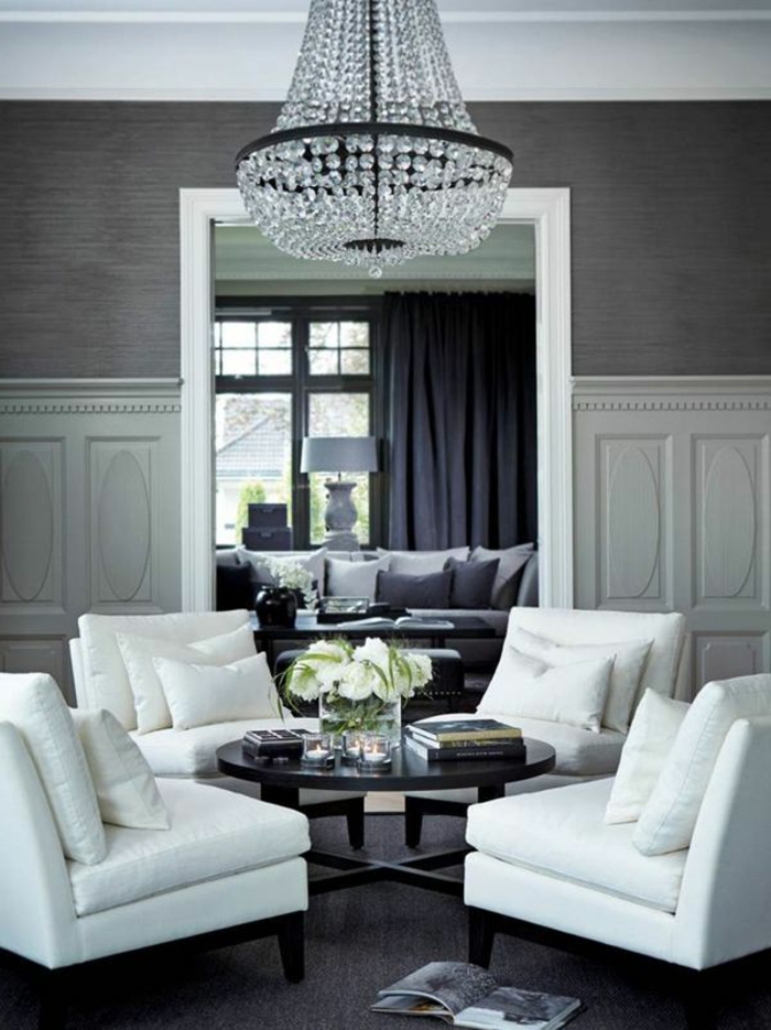 elegantes-Wohnzimmer-Interieur-graue-Tapeten-weiße-Möbel-Kristalle-Kronleuchter