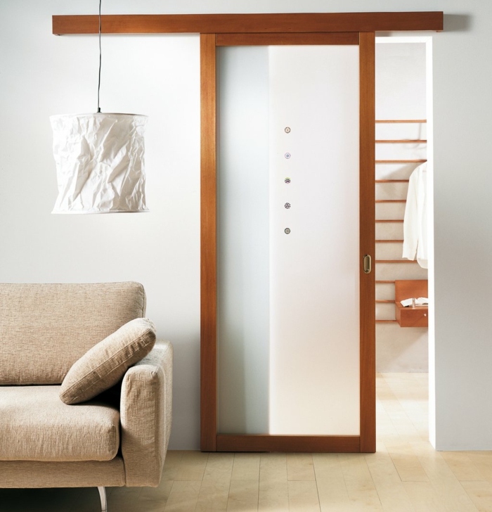 elegantes-Wohnzimmer-minimalistische-Einrichtung-Schiebetür-mattes-Glas-Raumteiler