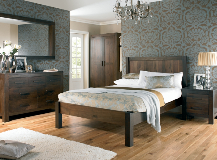 elegantes-luxuriöses-Schlafzimmer-Satin-Bettwäsche-Nachttischlampe-Designer-Tapeten-eleganter-Kronleuchter-hölzerne-rustikale-Kommode
