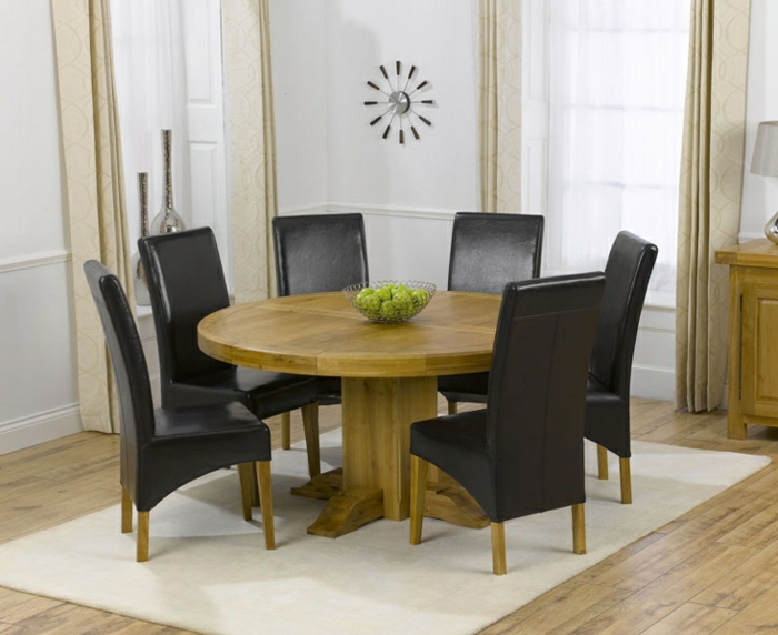 esstisch-massiv-Holz-schwarze-Leder-Stühle-Esszimmer-minimalistisches-Interieur