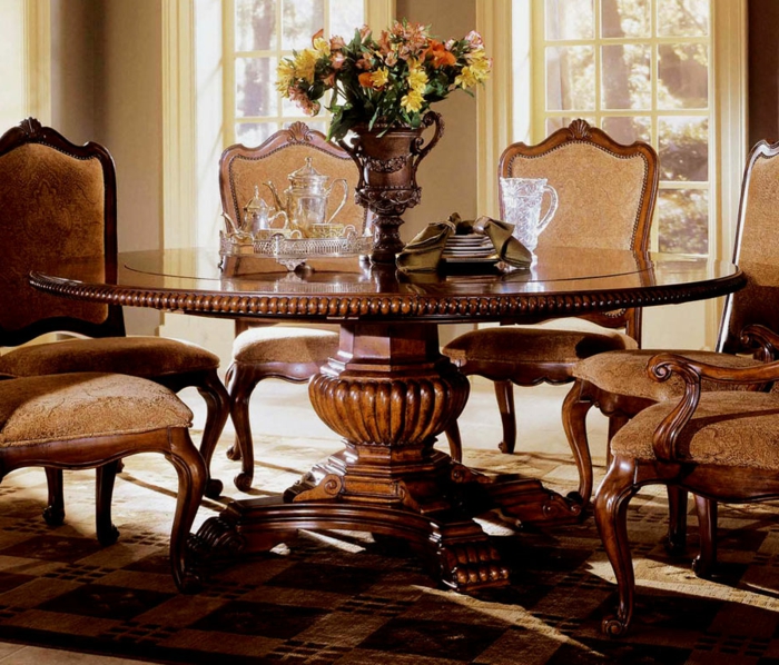 esstisch-massiv-holz-Stühle-Samt-schönes-Design-Ornamente-Vase-Blumen-aristokratisches-Interieur