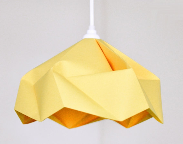 extravagante-hängende-lampe-aus-papier