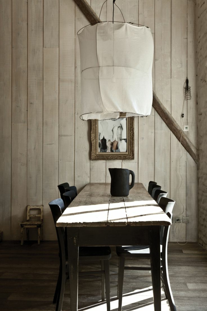 fantastisches-Interieur-modern-rustikal-weiße-Lampe-Esstisch-Stühle-moderne-Landhausmöbel