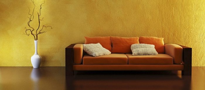 farbliche-raumgestaltung-beige-wand-und-schönes-sofa