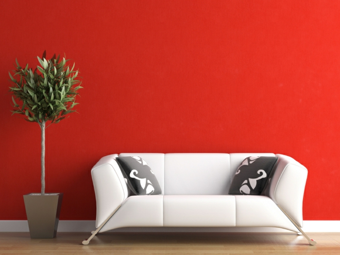 farbliche-raumgestaltung-rote-wand-und-weißes-sofa