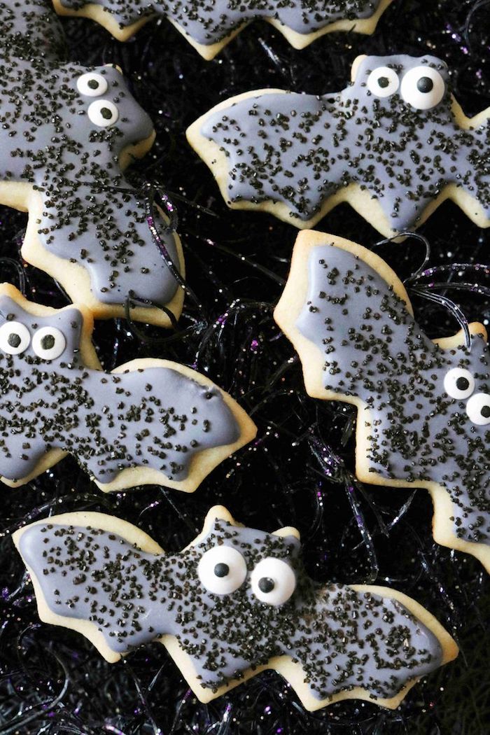 fledermäuse grauer zuckerguss kekse halloween essen ideen gruselige kindergeburtstagsparty ideen und inspiration 